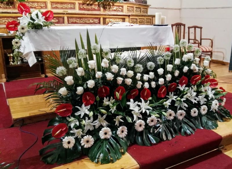 Santuario Floral: La Elegancia en Nuestra Decoración de Iglesia con el Pack de Flores para Boda